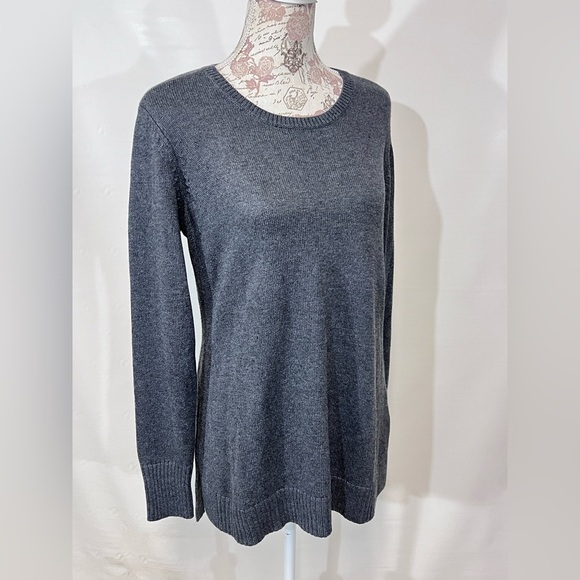 H by HALSTON Charcoal gray crew neck sweater size S. - Picture 9 of 13